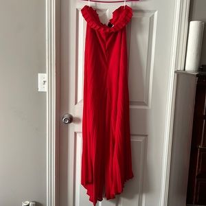 Beautiful pressed red pants, with details that make it very delicate.